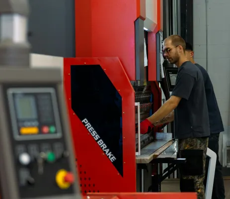 twee mannen bedienen een machine