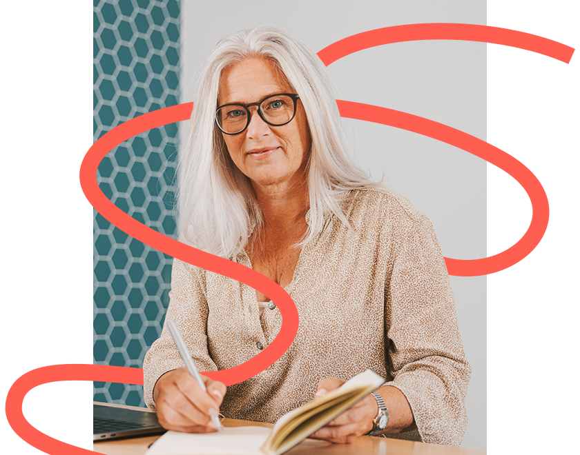 Oudere vrouw met bril schrijft in notitieboek, rode krul en cirkel rond haar hoofd